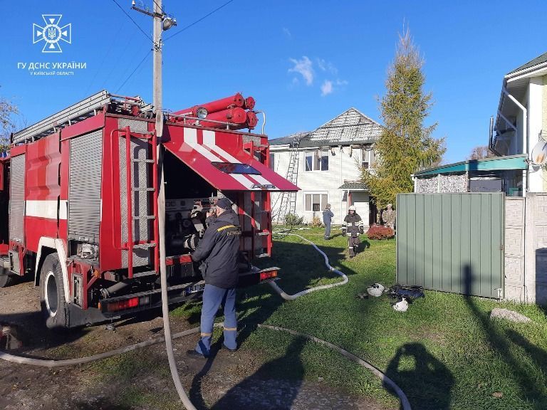 Під Києвом уламки російської ракети впали на приватний будинок, виникла пожежа