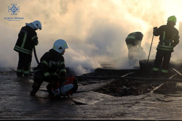 Під Києвом спалахнув склад, пожежу гасили кілька годин