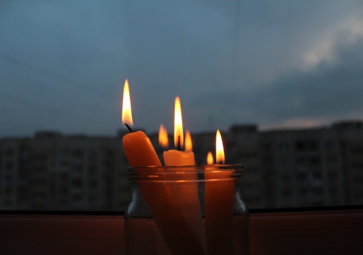Перегрузки на линии: в нескольких жилмассивах Киева отключат свет