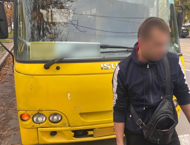 В Киеве пассажиров маршрутки возил водитель под наркотиками