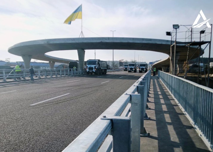 В Киевской области восстановили мост, взорванный в начале войны (фото)