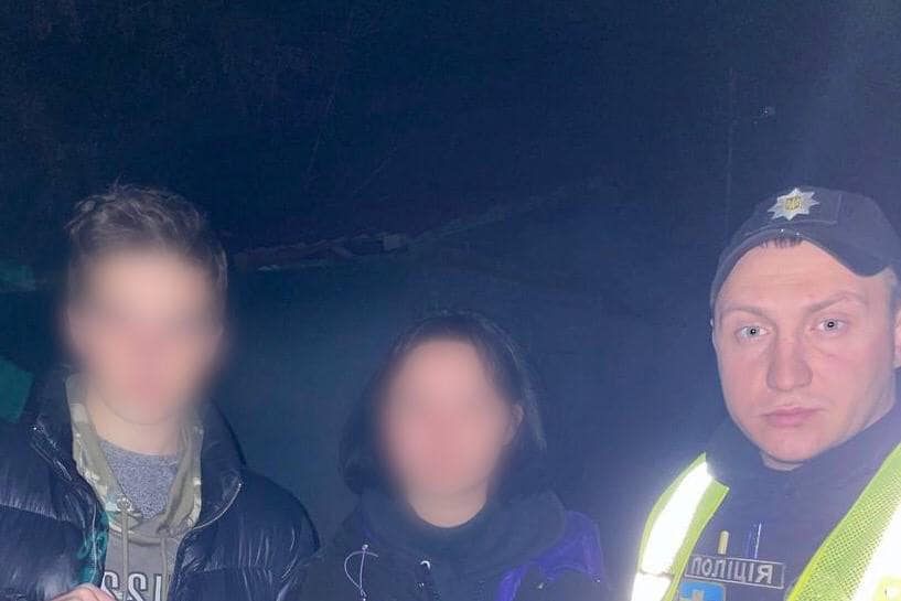Застрягли в ліфті: поліцейські знайшли зниклих під Києвом підлітків