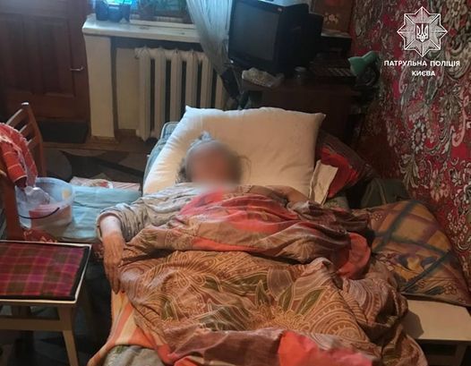 Не могла встать с постели: в Киеве патрульные спасли одинокую бабушку