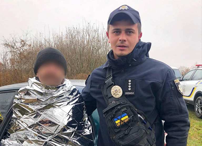 Знайшли в полі: поліцейські відшукали зниклого під Києвом чоловіка