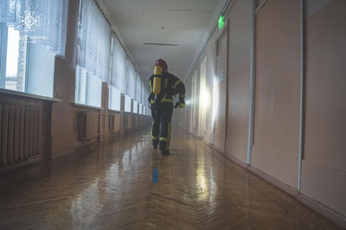 У школі на Печерську виникла пожежа, дітей та педагогів евакуювали