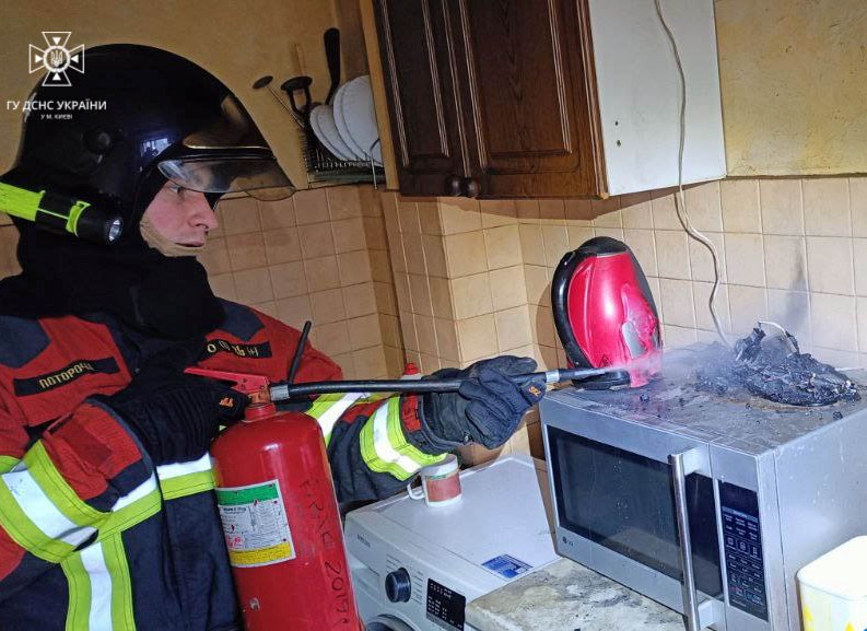 В Киеве из-за удлинителя чуть не сгорела квартира