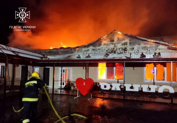 В Киевской области загорелось кафе, пожар тушили до ночи