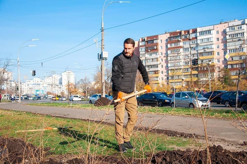 На Троещине в Киеве высадили калину