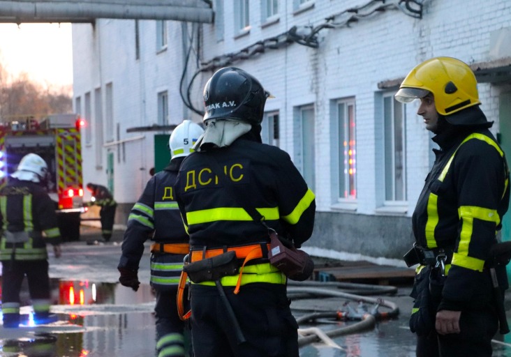 Під Києвом загорілося підприємство, пожежу гасили півсотні рятувальників