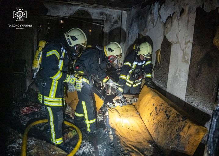 На Виноградаре в Киеве загорелась квартира, в огне пострадала женщина (видео)
