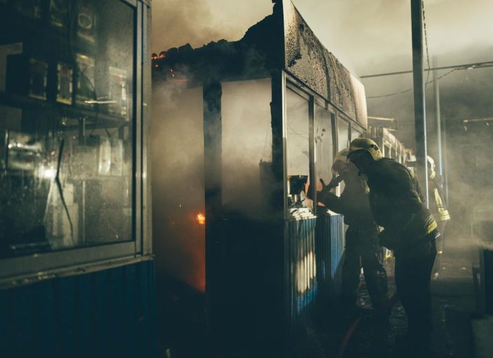На левом берегу в Киеве – масштабный пожар, загорелся рынок (видео)
