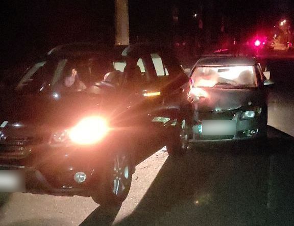 В Киеве пьяная женщина влетела в припаркованную машину