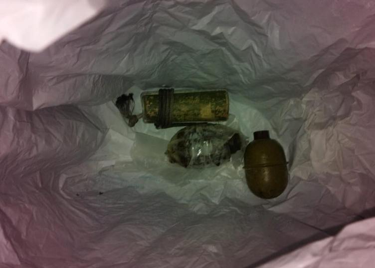 На зупинці у передмісті Києва знайшли пакет із гранатами