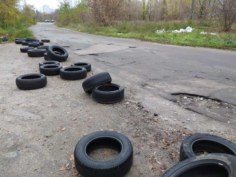 С Осокорков и Позняков вывезли сотни покрышек