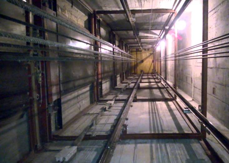 У Києві чоловік упав у шахту ліфта (відео)