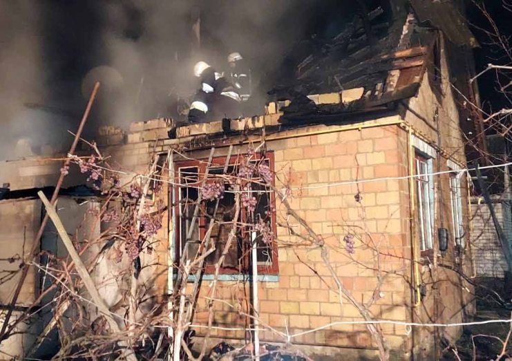 В пригороде Киева из-за свечи загорелся дачный дом