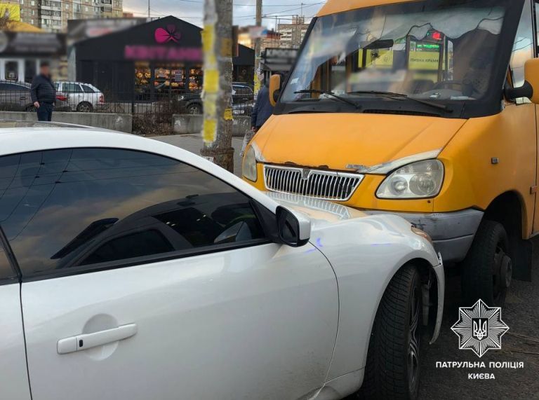 Сбила женщину и врезалась в маршрутку: в Киеве водитель Infiniti перепутала педали