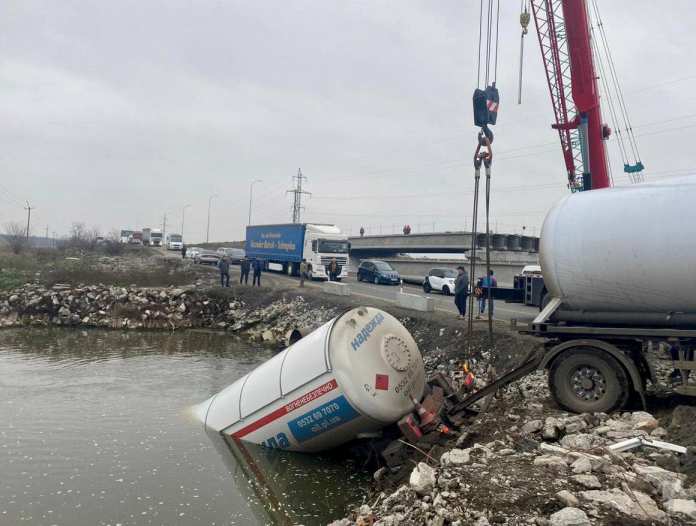 Под Киевом газовоз упал в реку, тело водителя вытащили водолазы