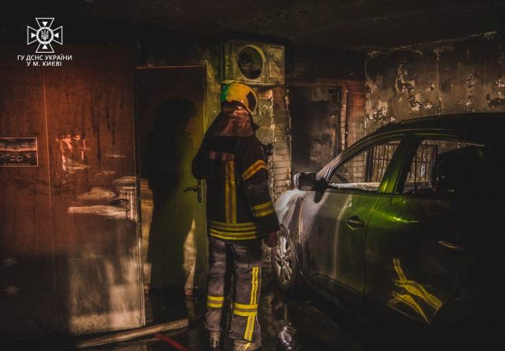 У Києві спалахнув підземний паркінг