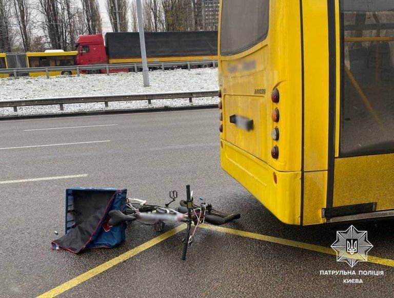 В Киеве велосипедист влетел в маршрутку