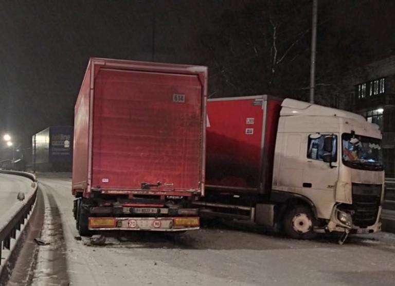 В Киеве из-за снега фура заблокировала дорогу