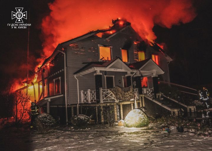 У Києві загорівся приватний будинок, пожежу гасили кілька годин