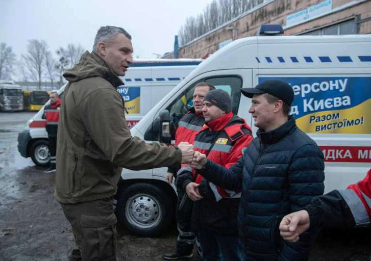 З Києва відправили до Херсона гуманітарну допомогу