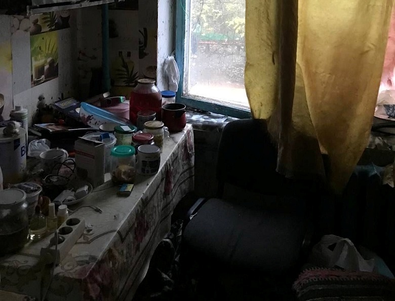 Жив у бруді та добу не їв: у Києві з неблагополучної родини забрали дитину