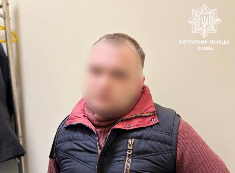 В Киеве мужчина ограбил супермаркет и пытался убежать от охранников