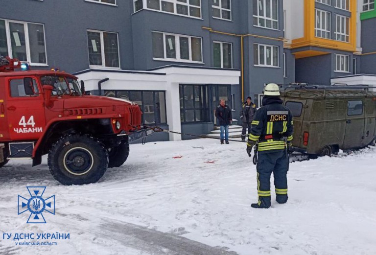 В пригороде Киева в снегу застряла машина энергетиков