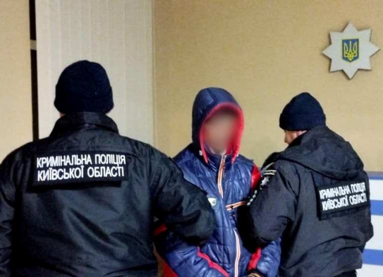 Под Киевом мужчина ограбил магазин на глазах у покупателей