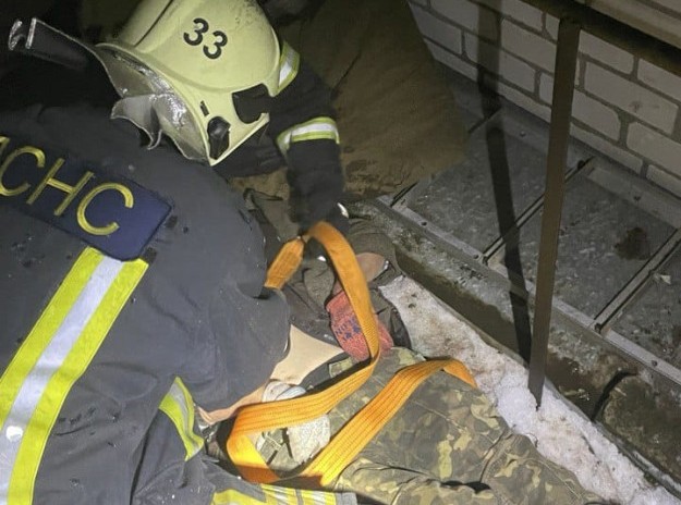 В Киевской области мужчина погиб, упав с крыши дома