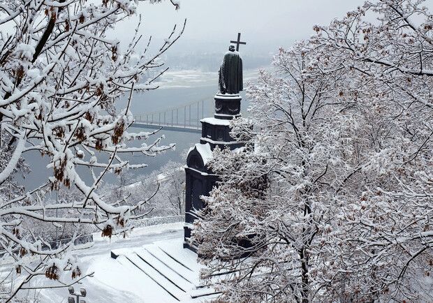 На Киев идет снегопад, водителей просят не выезжать в город