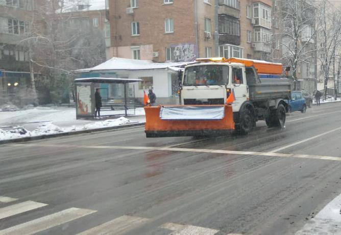 В Киеве из-за снегопада вывели спецтехнику
