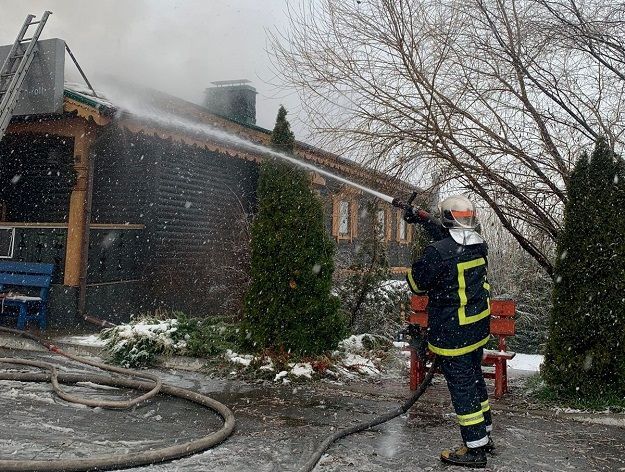Под Киевом загорелся ресторан, пожар тушили два часа