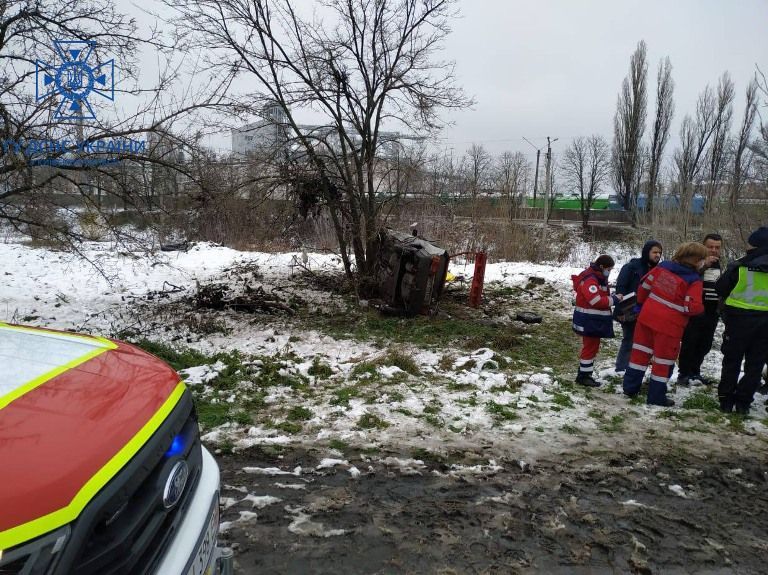 Под Киевом водитель легковушки погиб, врезавшись в дерево