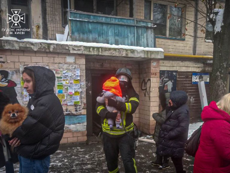 В Киеве из горящего дома вынесли двух детей