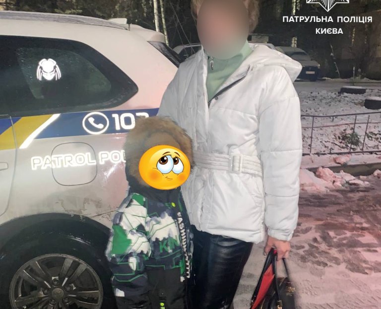 В Киеве патрульные вернули матери потерявшегося в темноте сына