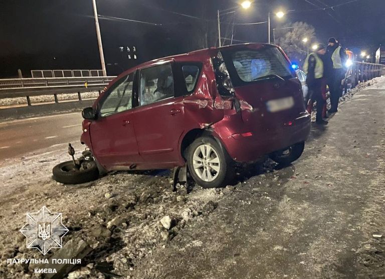 В Киеве пьяный водитель протаранил забор