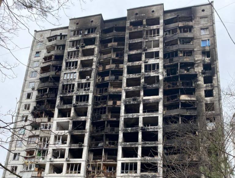 У Києві відремонтували будинок, який вигорів після ракетного удару