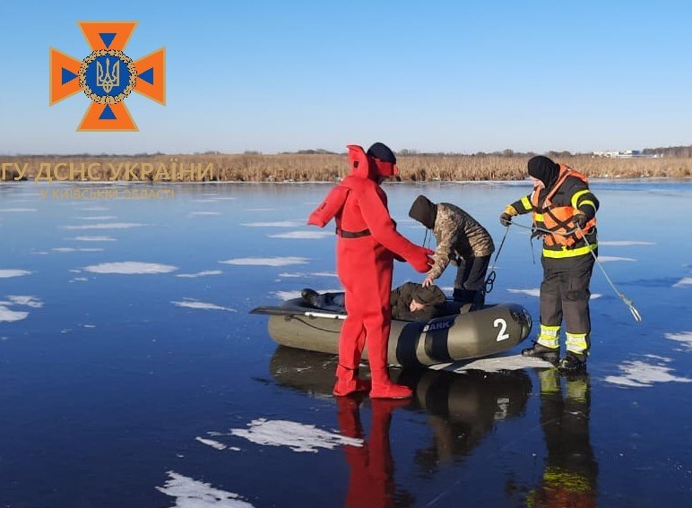 Был в километре от берега: под Киевом спасатели сняли с льдины пьяного мужчину
