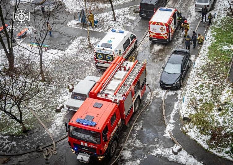 В Киеве загорелась высотка, погибла пенсионерка