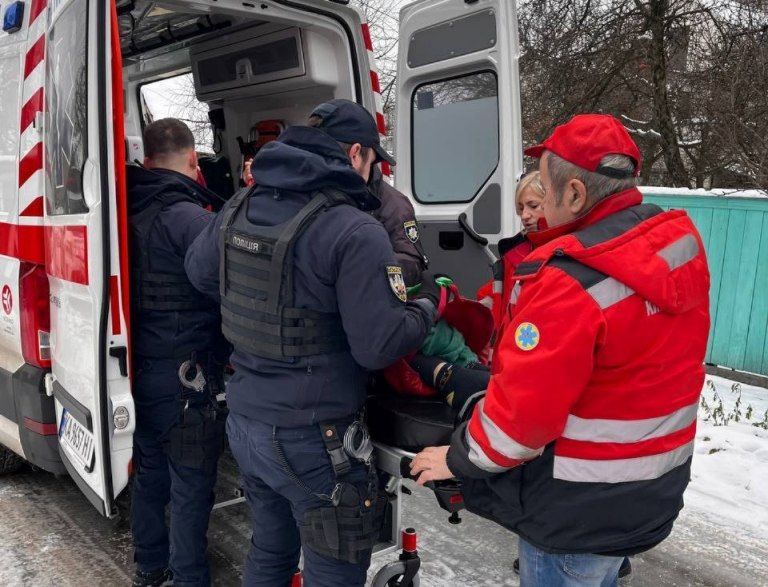Лежала та задихалася: у Києві патрульні врятували жінку