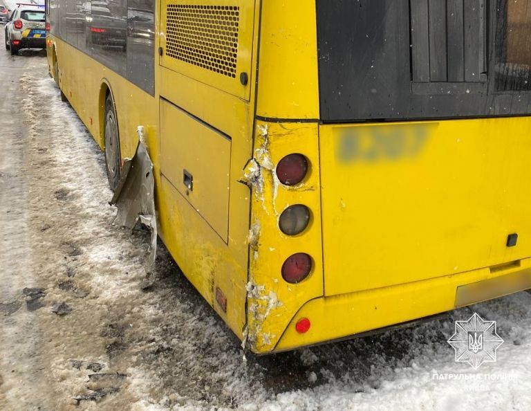 У Києві Volkswagen врізався в автобус, що стояв на зупинці