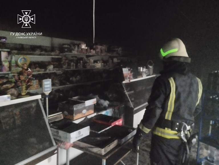 У Київській області спалахнув продуктовий магазин