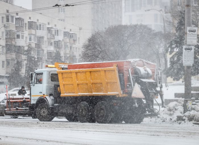 Киев засыпало снегом, на дороги вывели спецтехнику
