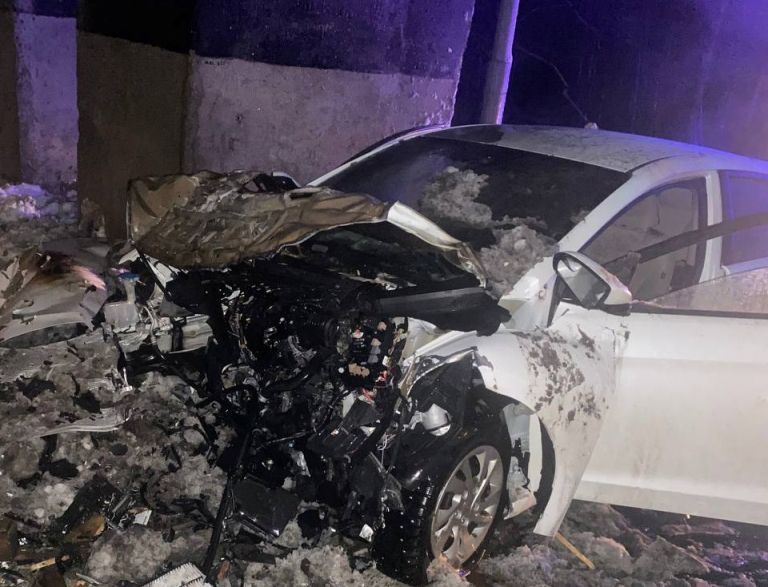На Броварском проспекте в Киеве машина влетела в бетонный блок