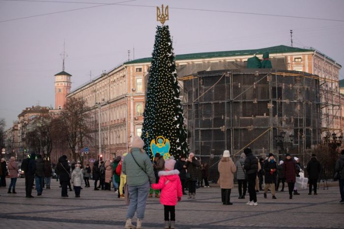 На Софийской площади открыли елку