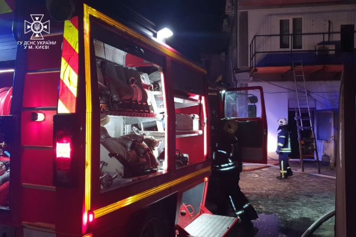 В Киеве загорелось здание, эвакуировали 15 человек