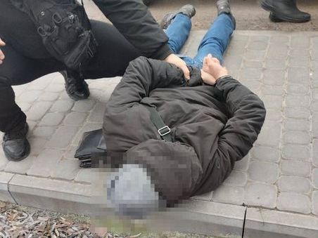 Ограбил и поджег волосы: на киевлянку напали в подъезде дома